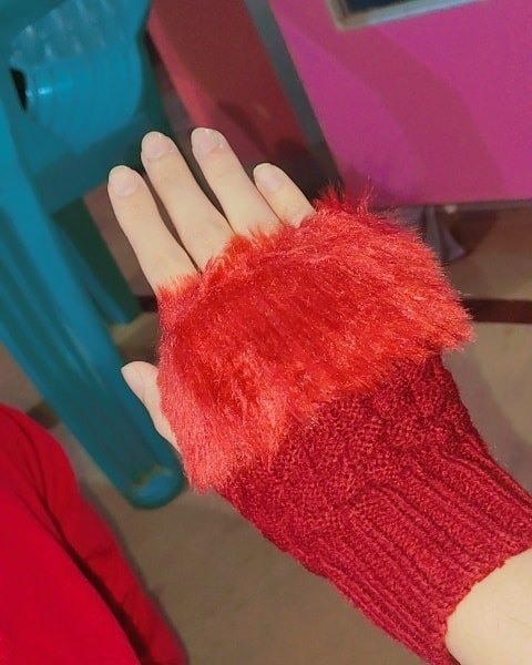 FUR GLOVES